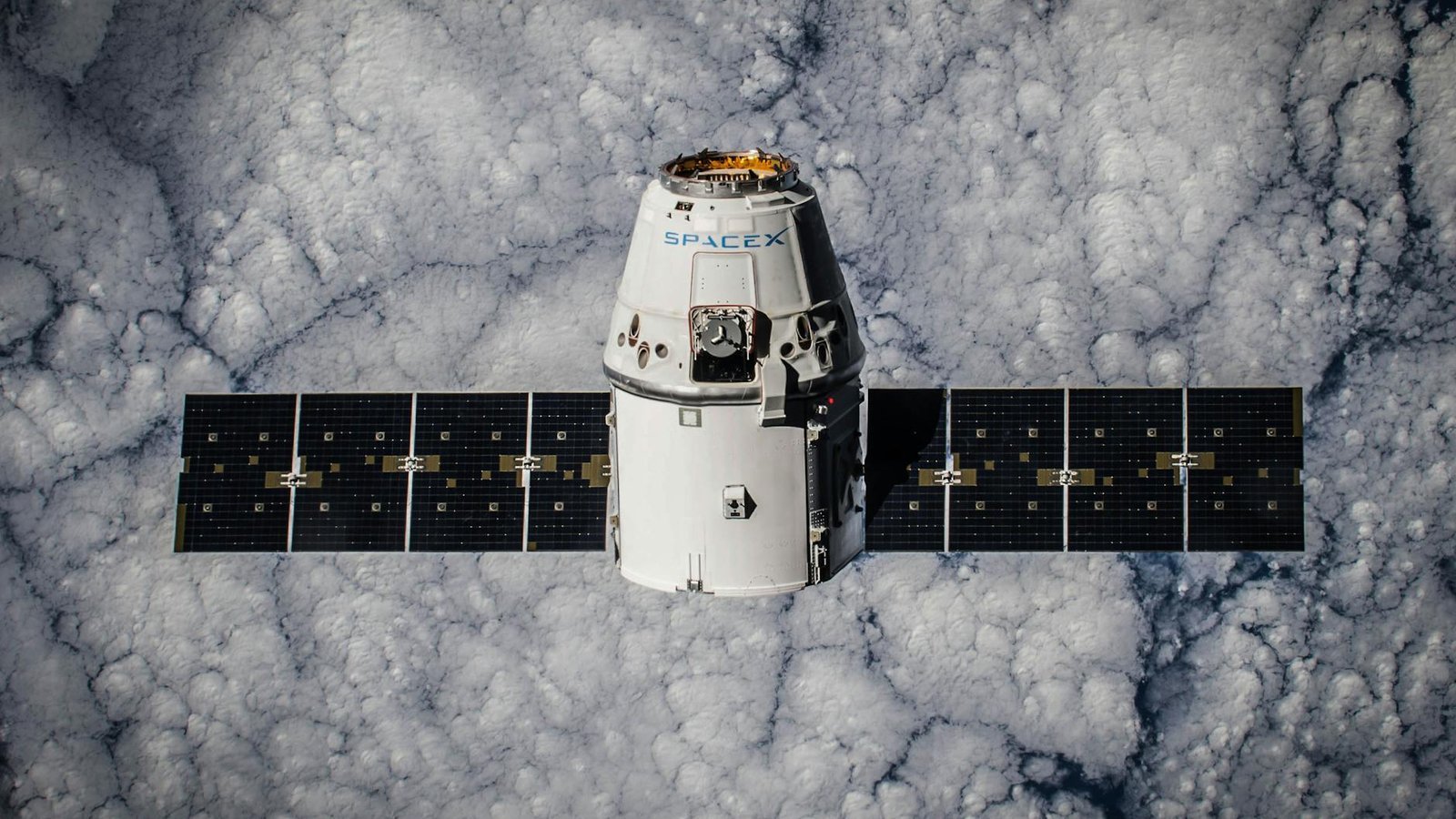 Starlink SpaceX capsule Dragon en orbite avec panneaux solaires