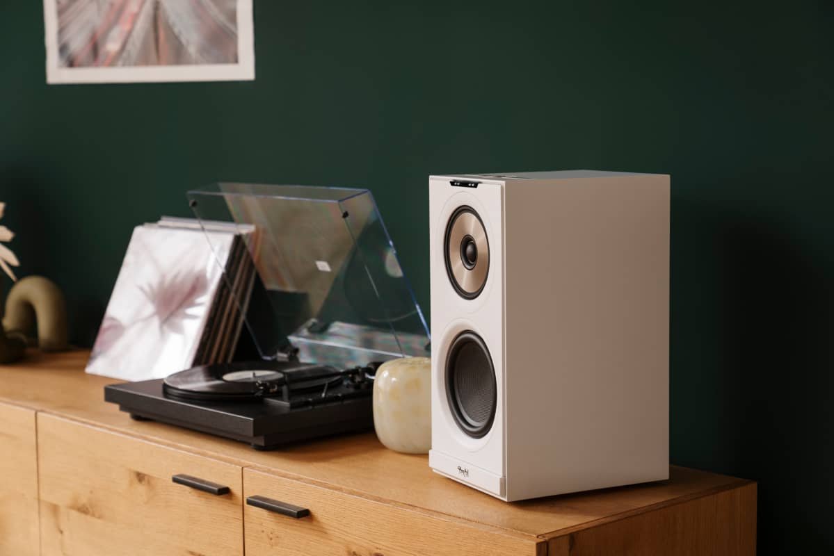 stereo m 2 white lifestyle 106724