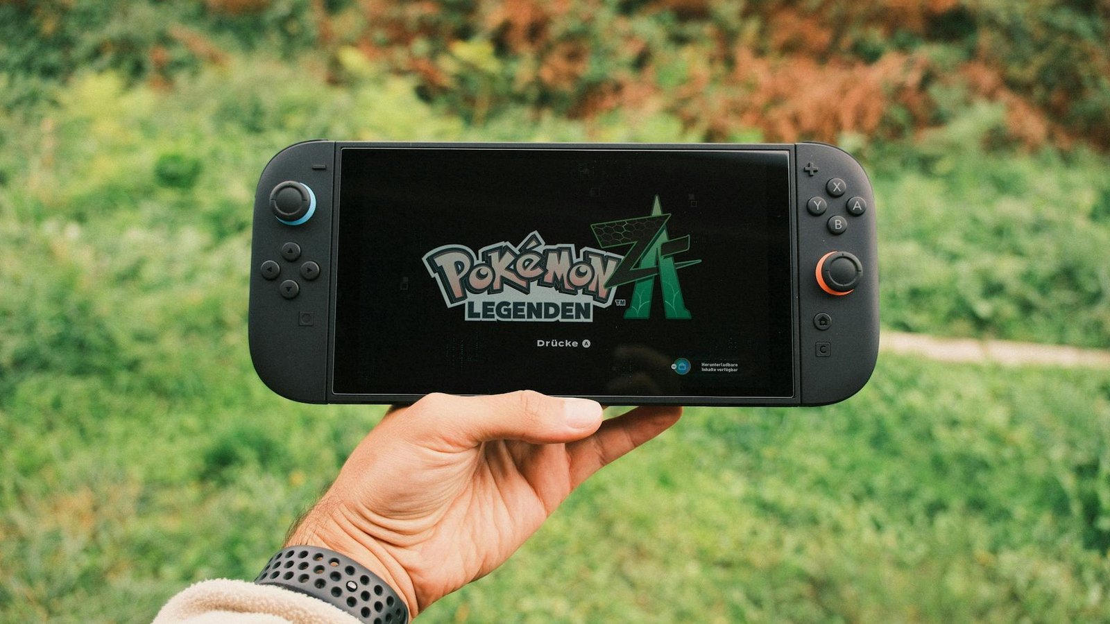 Nintendo Switch en mode portable avec jeu Pokémon Légendes affiché
