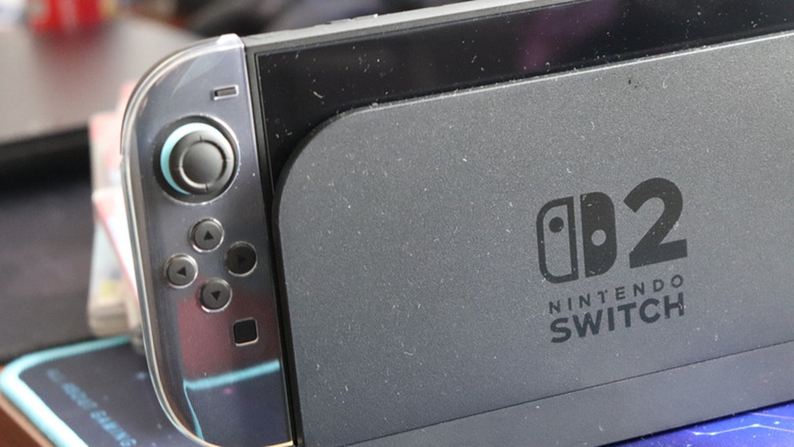Nintendo Switch 2 dans sa dock, gros plan sur logo gravé en noir
