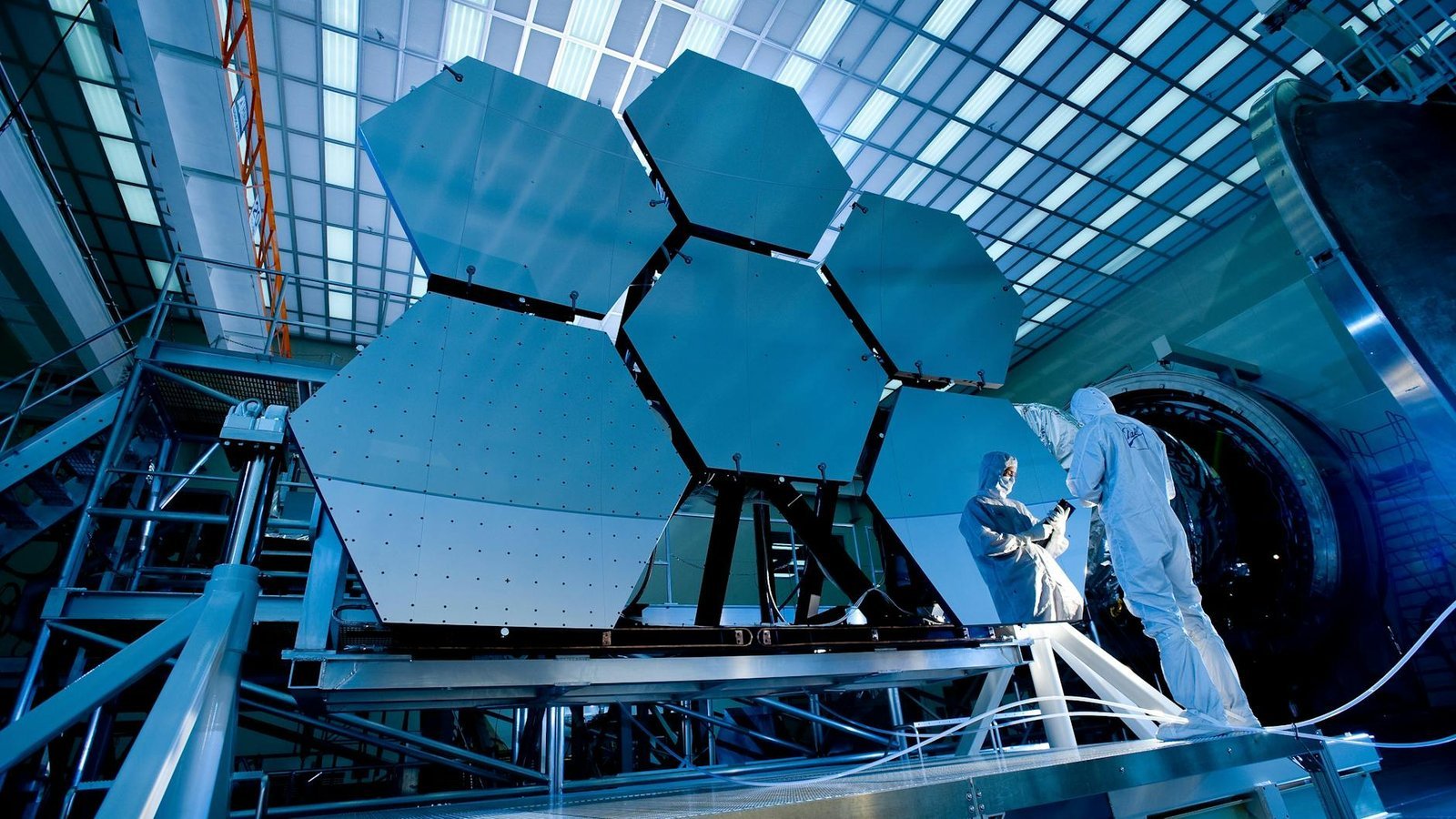 Télescope James Webb miroirs hexagonaux assemblage laboratoire NASA