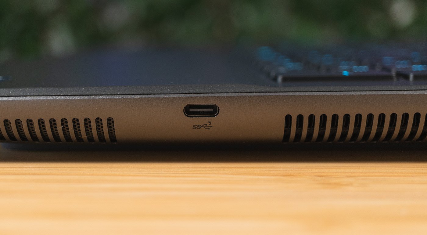 port USB-C Alienware M18 R1