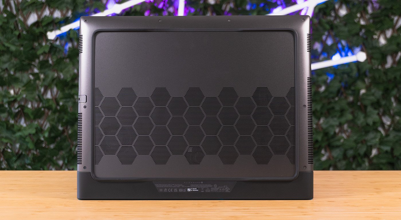 Dessous Alienware M18 R1