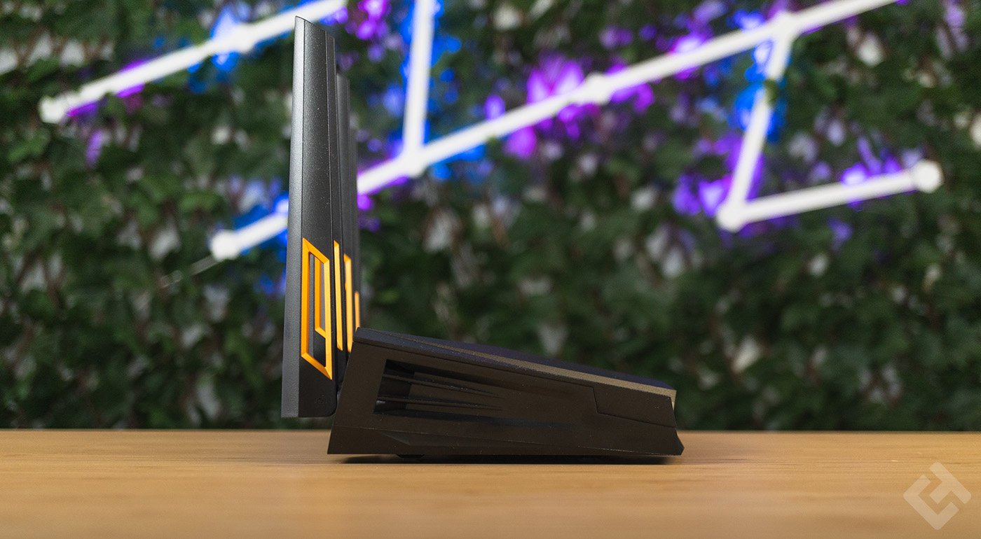 Côté gauche Asus TUF AX4200