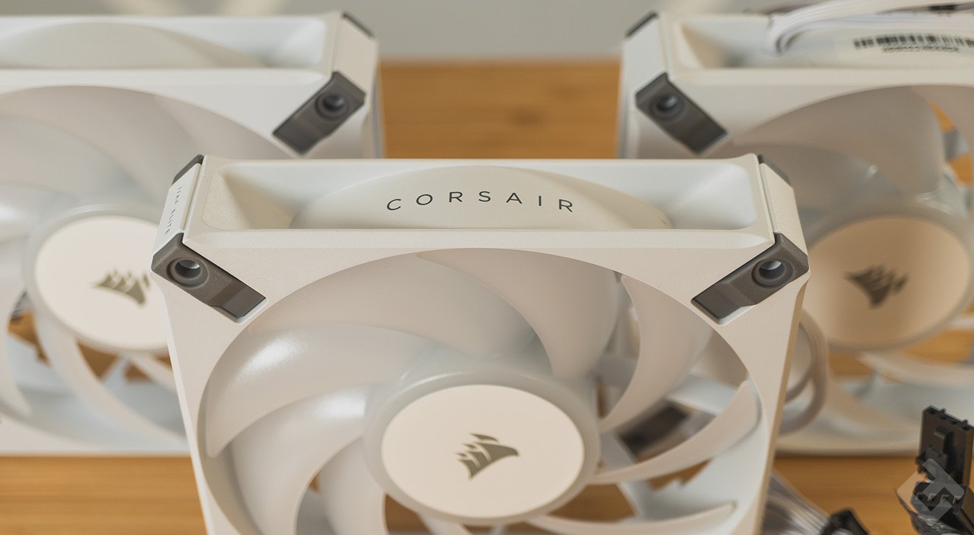 Logo Corsair sur les ventilateurs du iCUE H150i Elite LCD XT