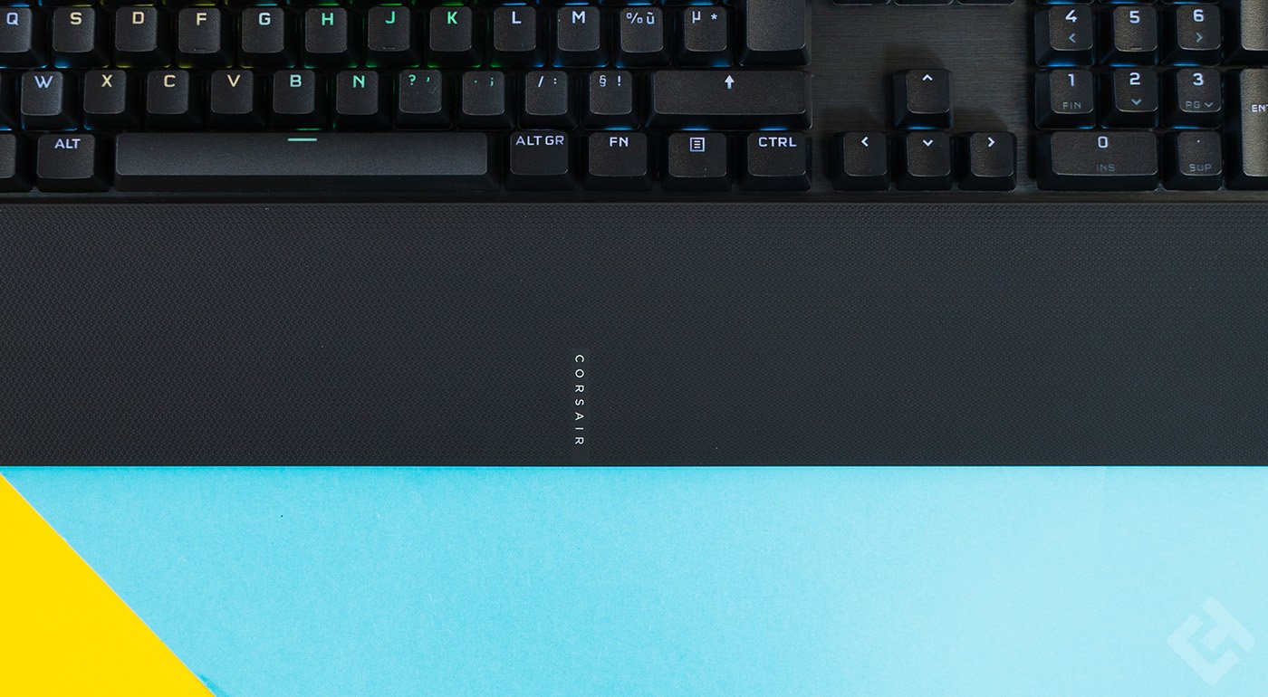Logo sur le repose-poignets du Corsair K70 RGB Pro