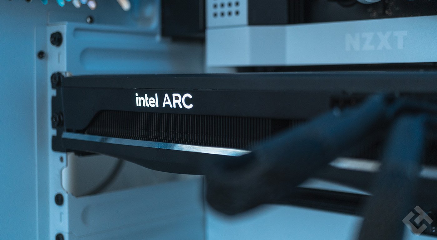 Logo Intel Arc A750 éclairé sur le dessus de la carte