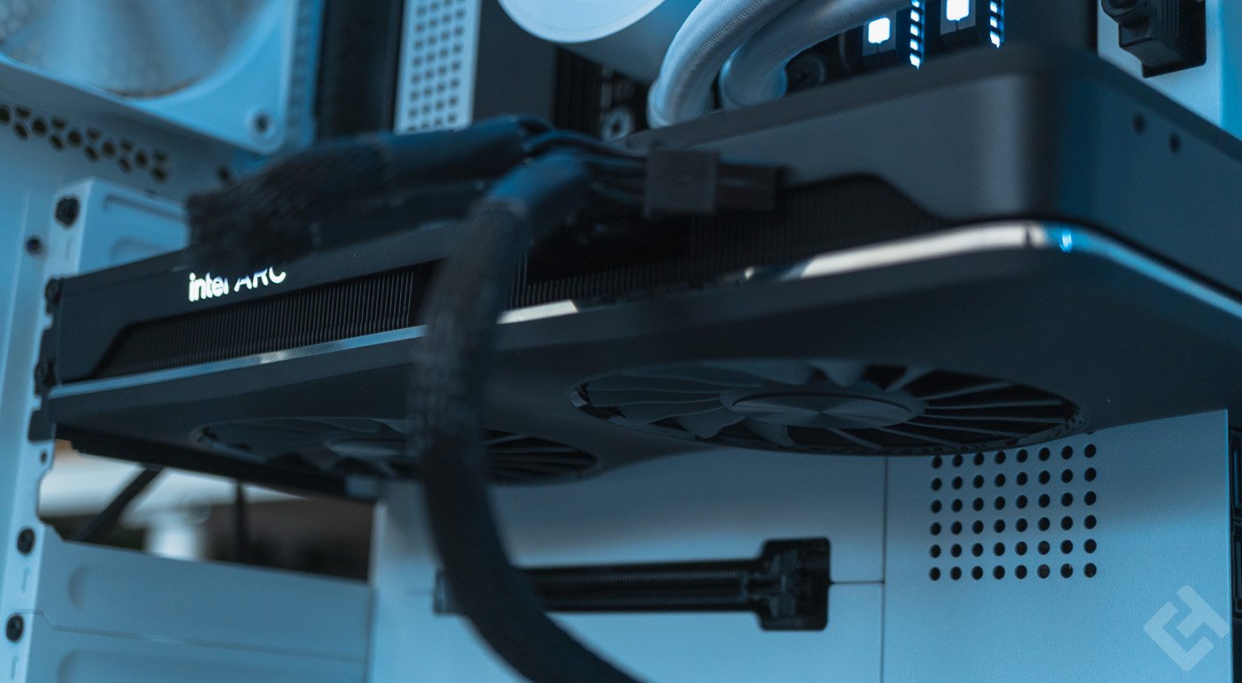 Face avant Intel Arc A750