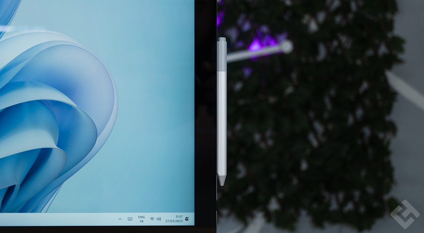Surface Pen attaché au côté du Microsoft Surface Studio 2+