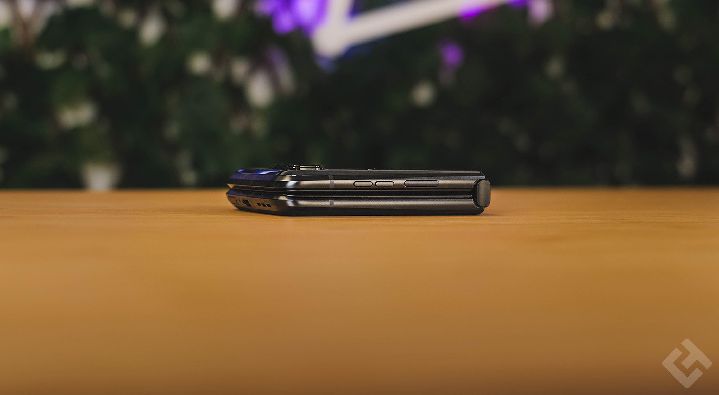 Côté droit du Motorola Razr 2022