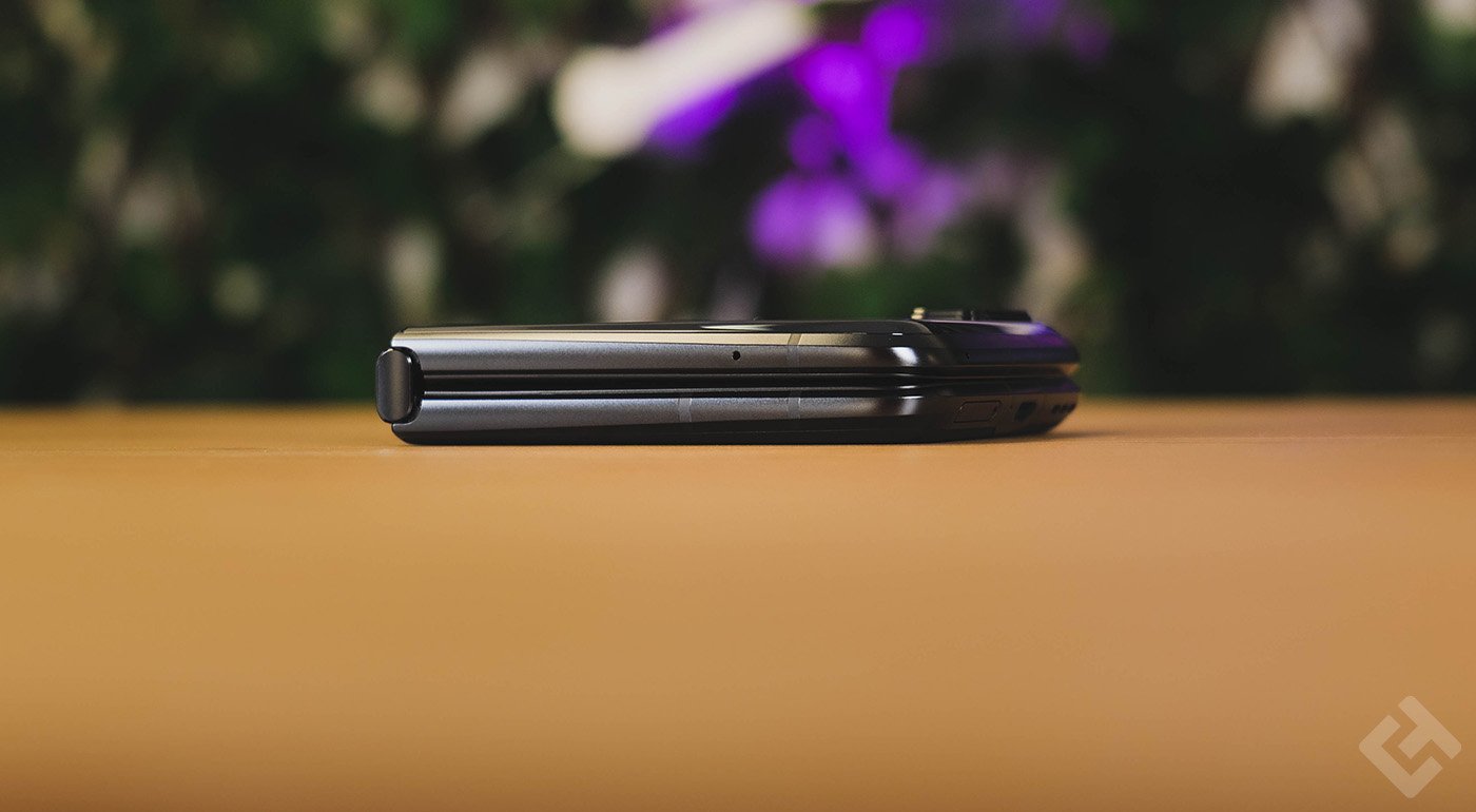 Côté gauche du Motorola Razr 2022