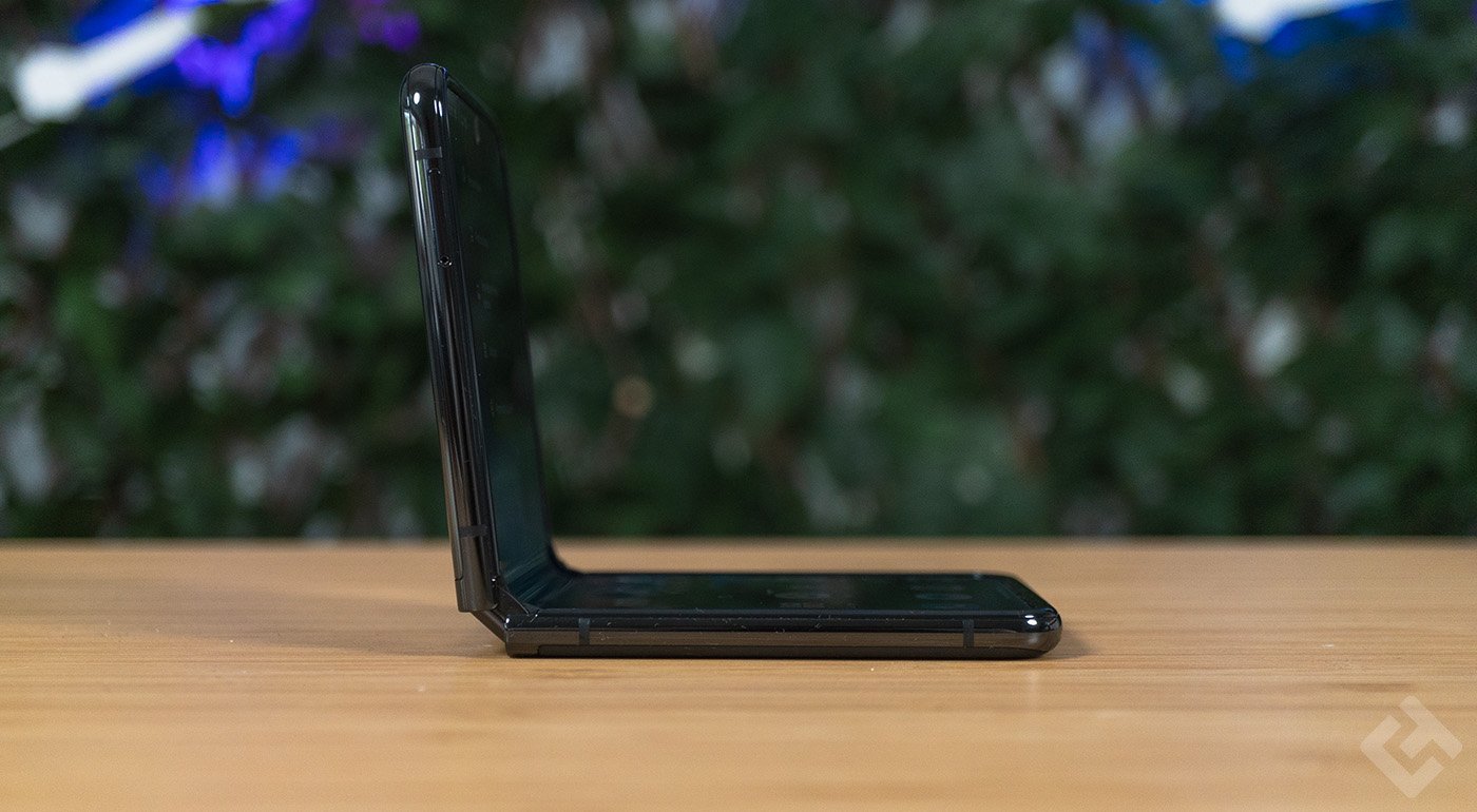 Motorola Razr 40 Ultra position semi-repliée