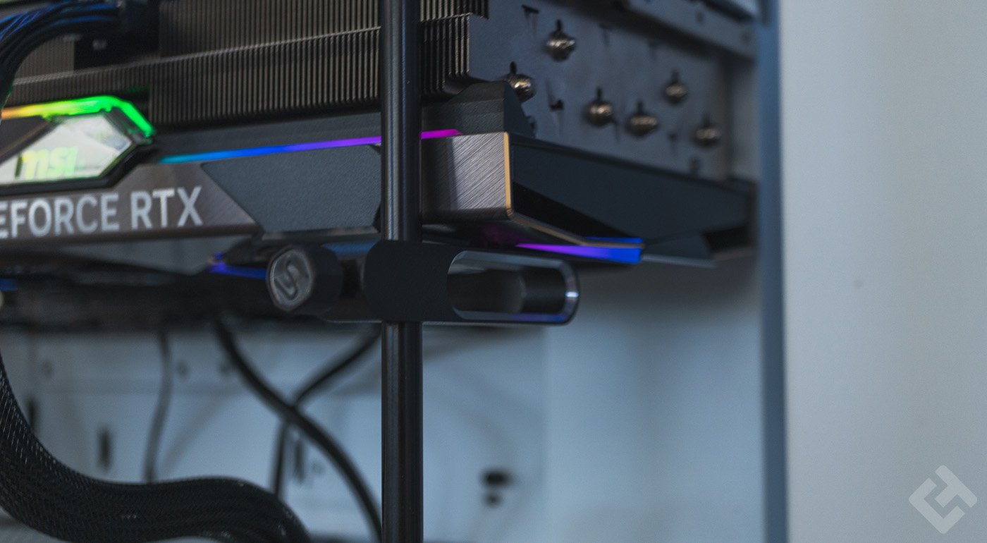 La MSI GeForce RTX 4070 Ti Suprim X relevée avec le support inclus