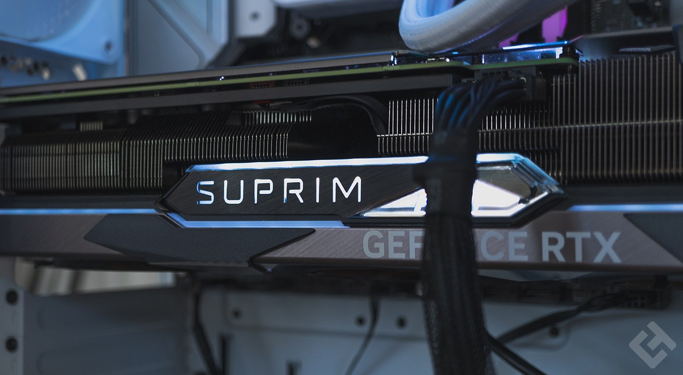 Le logo Suprim X au dessus de la MSI GeForce RTX 4070 Ti Suprim X.