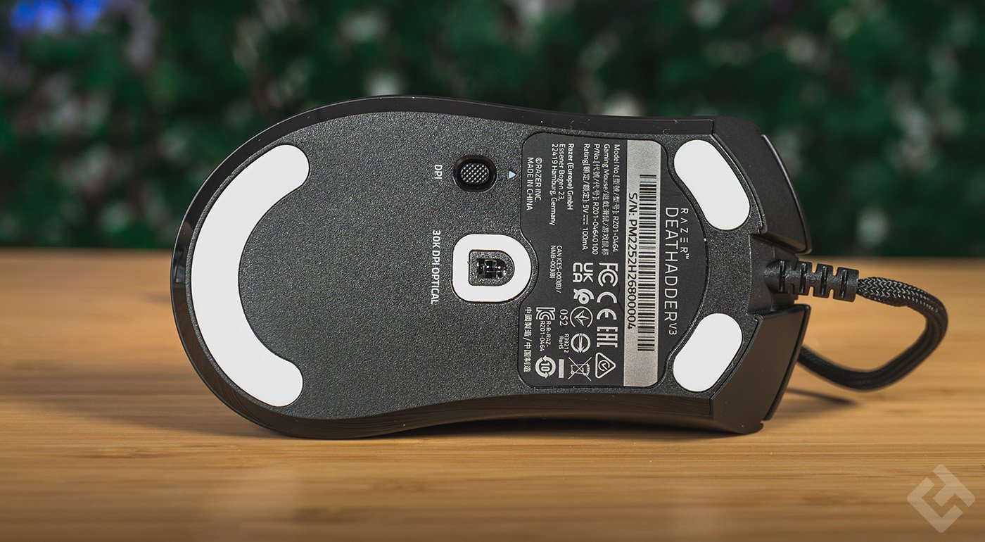 Dessous de la Razer Deathadder V3.