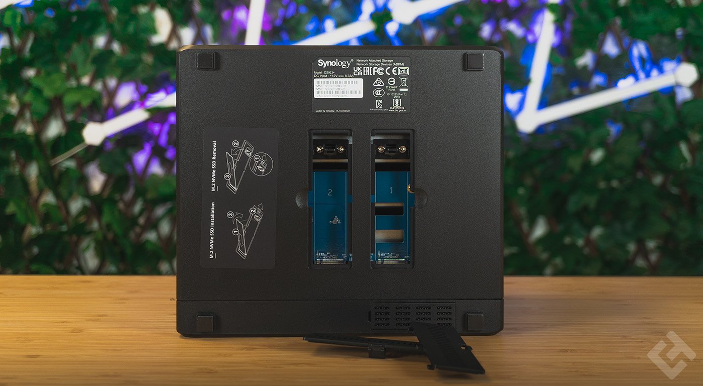 Slots NVMe en dessous du Synology DS923+