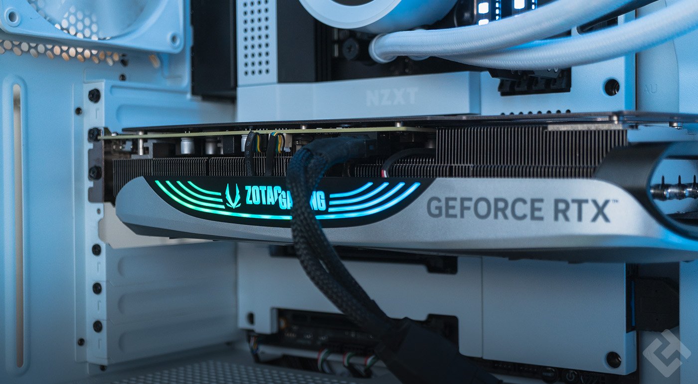 Dessus de la Zotac GeForce RTX 4070 Trinity installée dans un boîtier