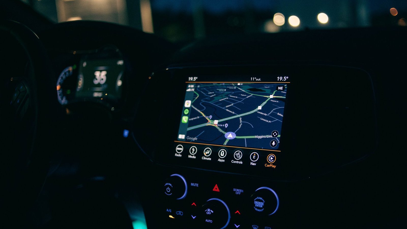 Navigation Waze CarPlay sur écran tableau de bord voiture de nuit