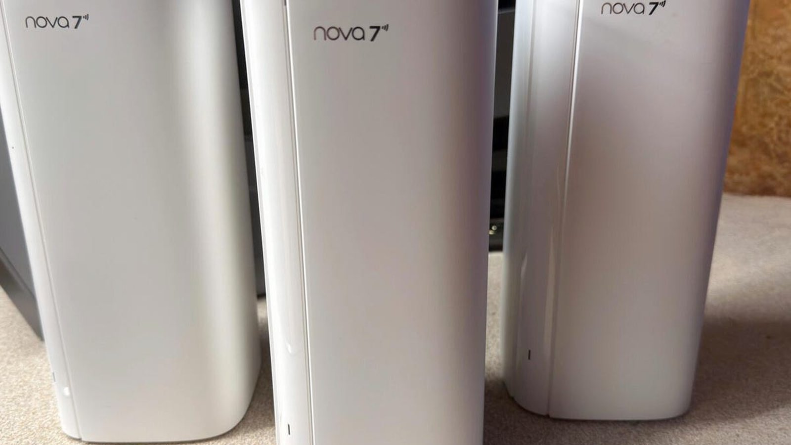 Routeurs mesh Wi-Fi 7 Tenda Nova 7 vus de face, trois unités