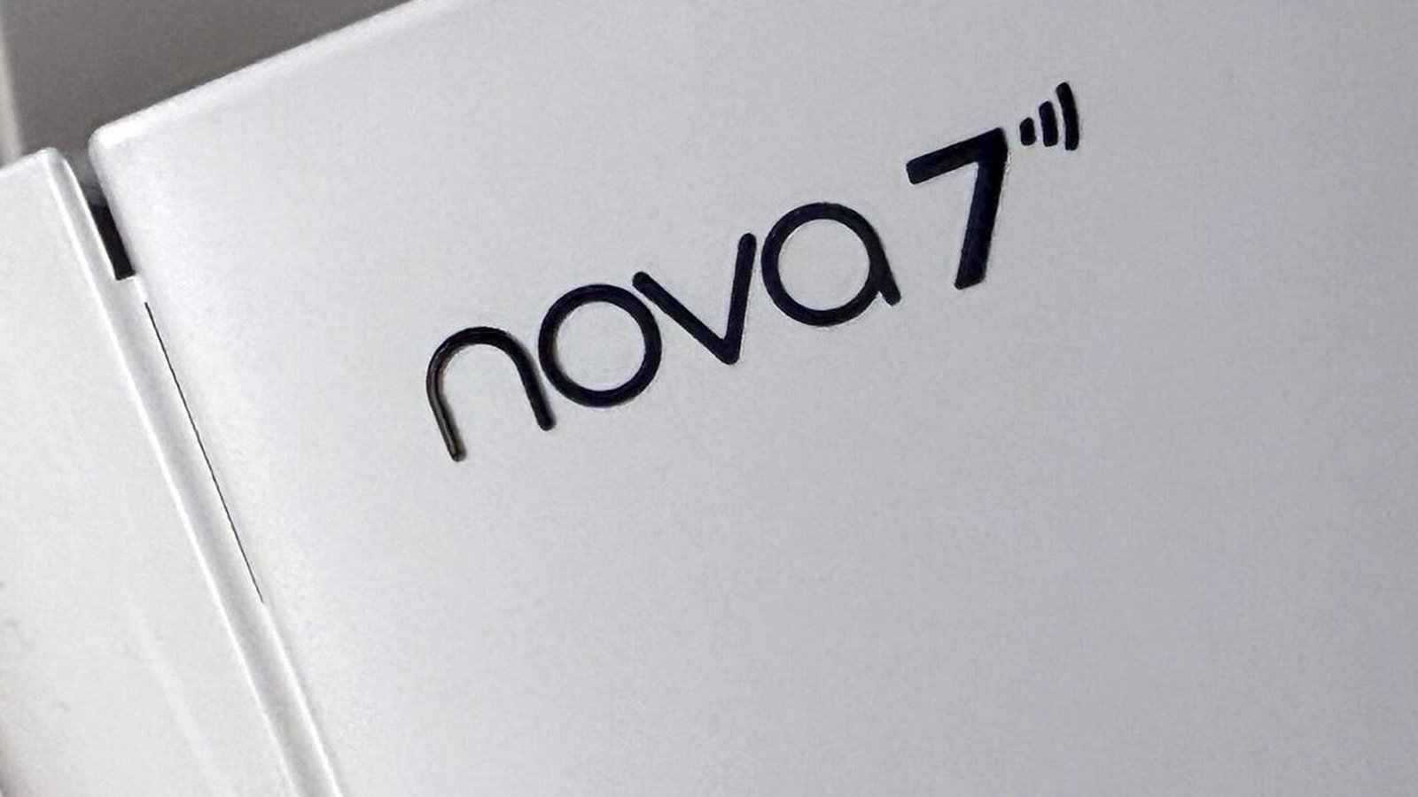 Logo Tenda Nova 7 gravé sur boîtier blanc – routeur mesh Wi-Fi 7