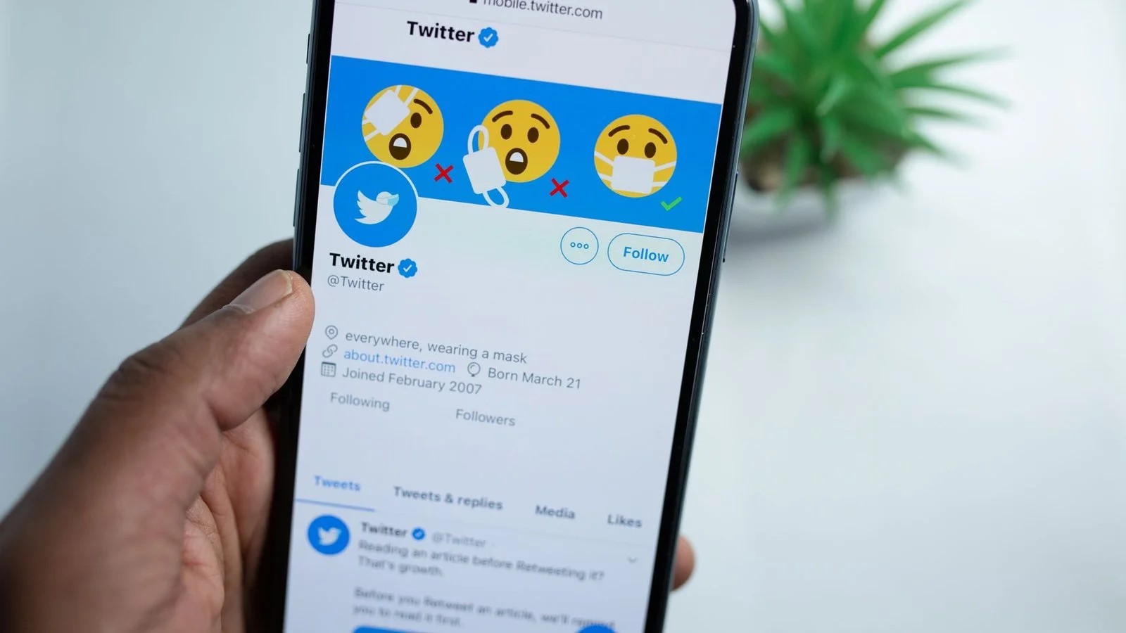 Profil officiel X Twitter affiché sur écran de smartphone