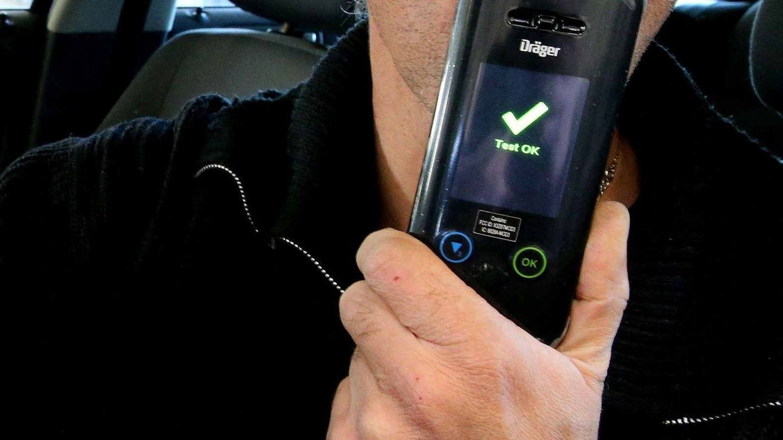 Gros plan éthylotest Dräger antidémarrage écran Test OK, obligation UE juillet 2025