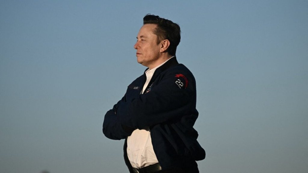 SpaceX accord Anthropic — dirigeant en veste SpaceX les bras croisés