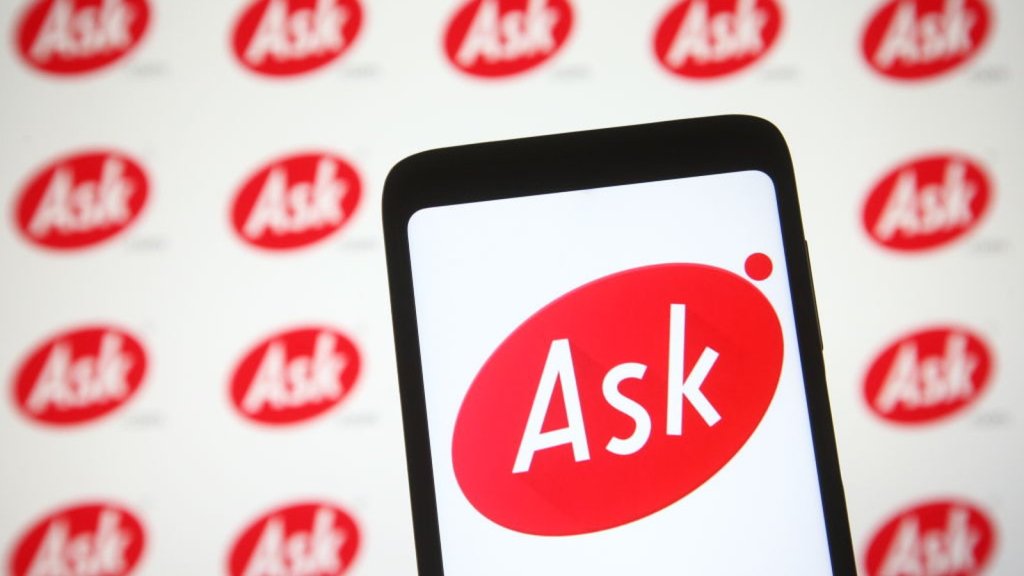Logo Ask.com affiché sur écran de smartphone