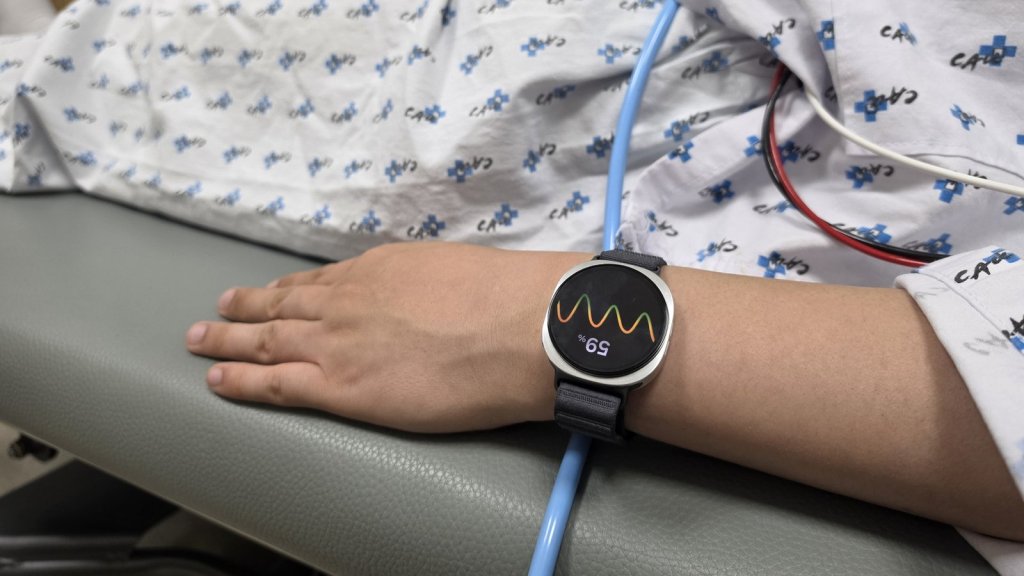 Galaxy Watch au poignet d'un patient hospitalier affichant fréquence cardiaque