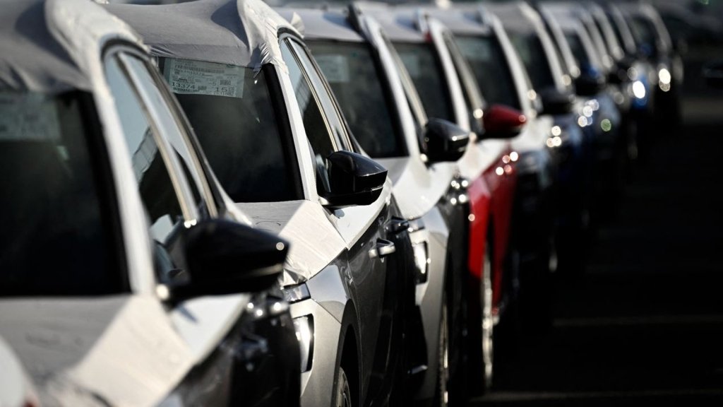 Industrie automobile européenne — rangée de véhicules neufs en attente de livraison