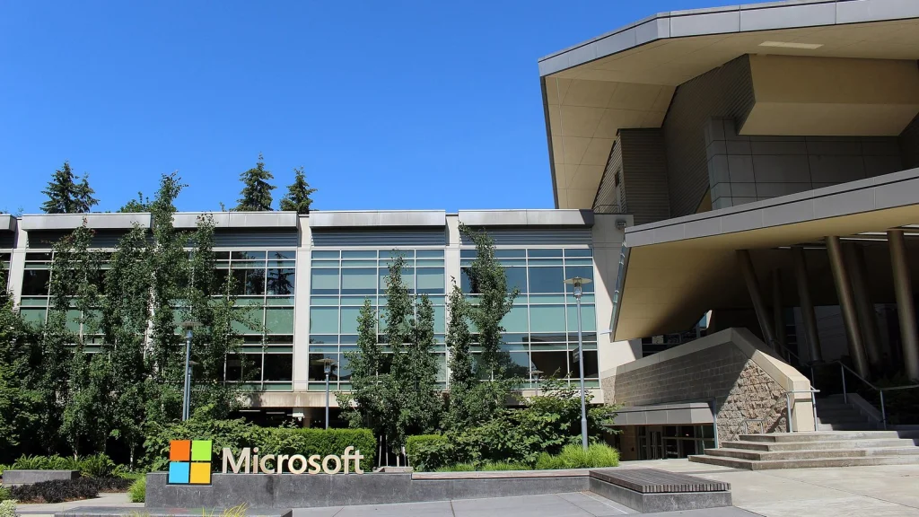 Façade d'un bâtiment du campus Microsoft avec son logo, illustrant le plan de départ volontaire des salariés