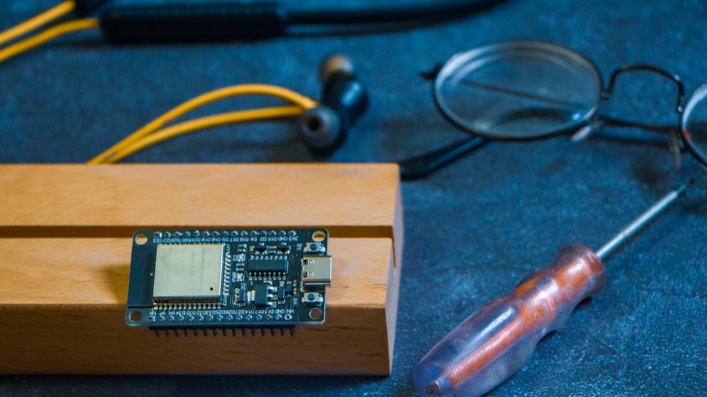 Mini PC fait-maison module ESP32 compact avec tournevis sur bureau
