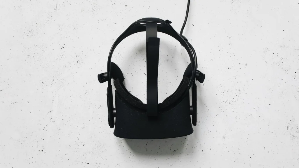 Casque VR Steam Frame noir avec câble sur fond blanc