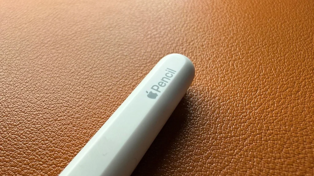 Apple Pencil gros plan logo, stylet spécifique iPhone Duo