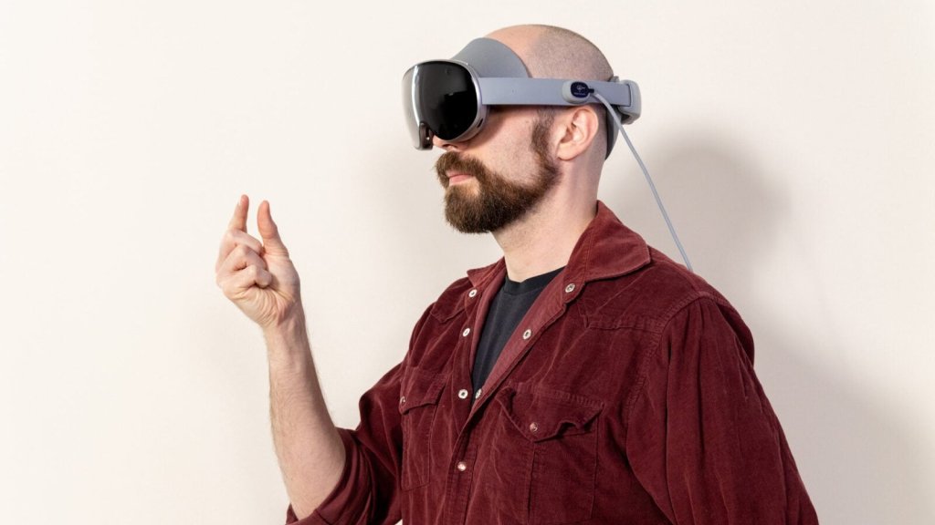 Casque VR Samsung Galaxy XR porté par un homme barbu en chemise rouge