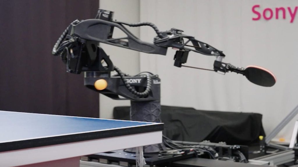 Robot Sony Ace tennis de table balle orange et raquette