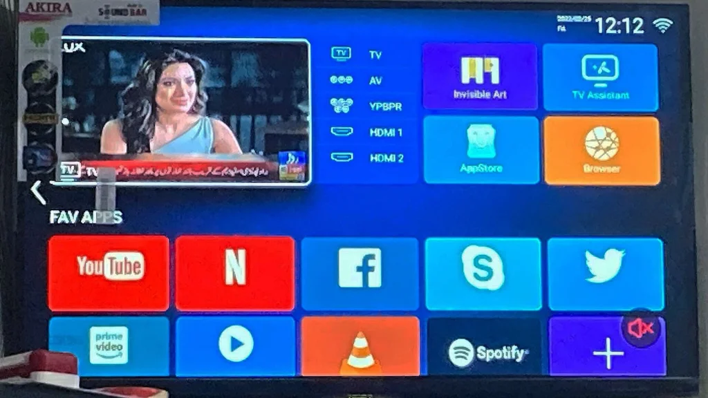 Interface d'une TV intelligente Akira avec applications favorites, YouTube et Netflix, avant nettoyage