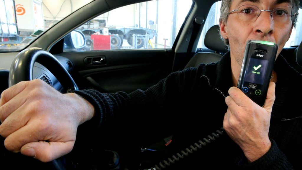 Éthylotest antidémarrage Dräger utilisé par un conducteur au volant