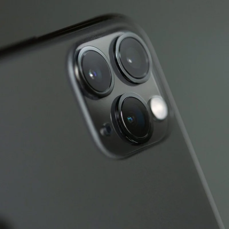 iPhone Pro triple caméra gros plan optiques en coloris gris