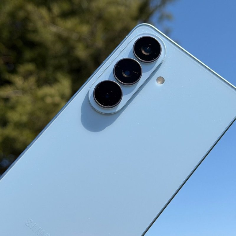 Samsung Galaxy S26 dos avec triple caméra en lumière naturelle