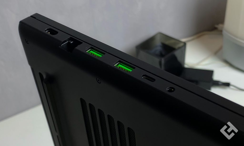 Test Razer Blade 17 ports gauche