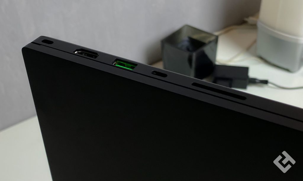 Test Razer Blade 17 port droit