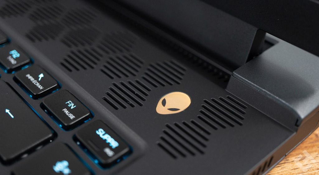 Dell Alienware M15 R7 design