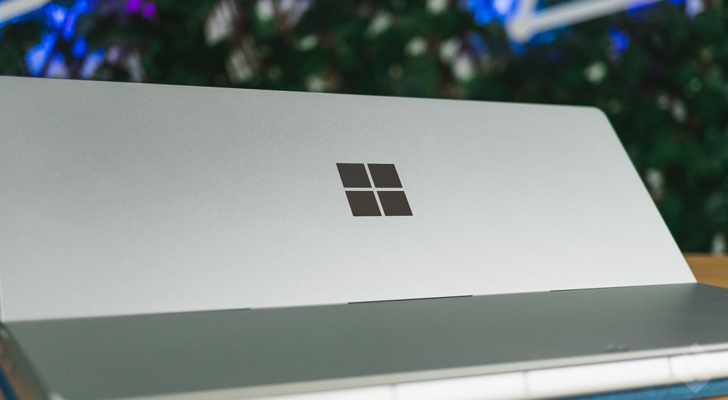 Logo Microsoft sur le pied de la Surface Pro 9