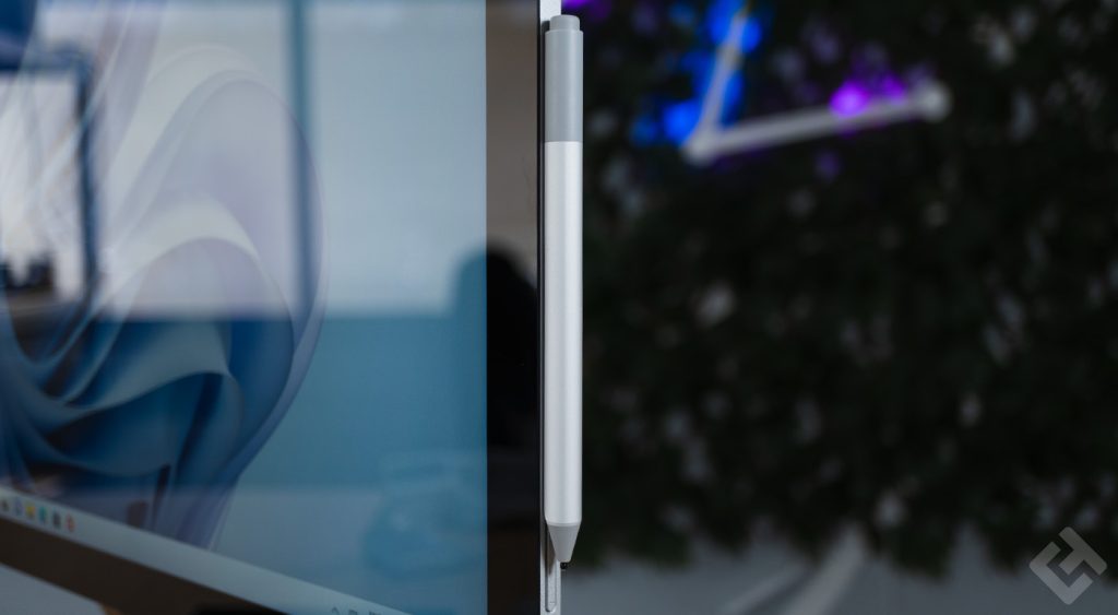 Stylet Surface Pen sur le côté du Microsoft Surface Studio 2+