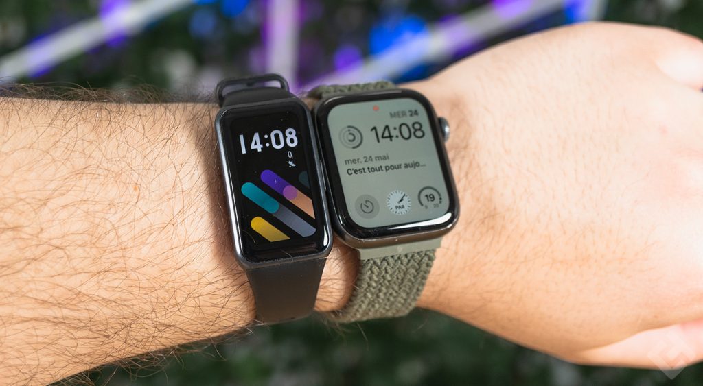 Comparaison de taille entre le Honor Band 7 et une Apple Watch SE