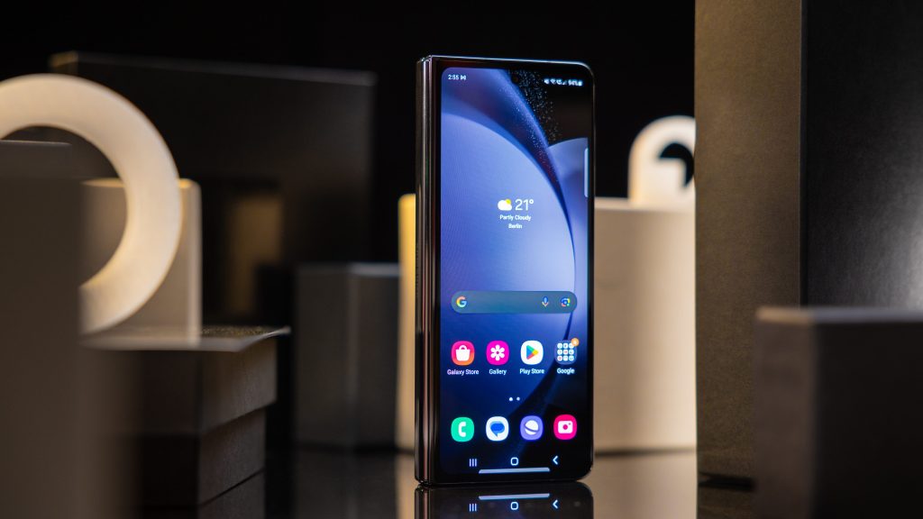 nextpit Samsung Galaxy Z Fold 5 External Display