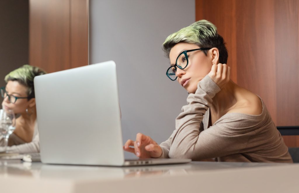 A,Beautiful,Girl,With,Short,Hair,And,Glasses,Is,Sitting