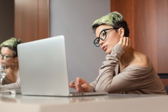 A,Beautiful,Girl,With,Short,Hair,And,Glasses,Is,Sitting