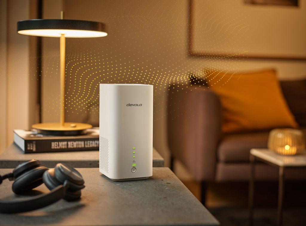 devolo WiFi 6 Router 3600 5G LTE Imagebild Headphones dotwaves 3000px(1)